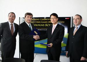 Mayor Fritz Schramma (second from the left) and ICM CEO, Hyoung-Seok Kim (third from the left), at the signing  ceremony announcing Cologne, Germany as the 2008 host city of the World Cyber Games Grand Final.