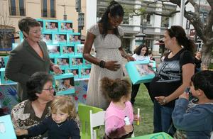 Lisa Leslie, WNBA star and mother-to-be, and Kris Perry,<br> First 5 California Executive Director, present the First 5<br> California Kit for New Parents to new and expecting<br> parents at an event Thursday morning. Leslie is helping<br> launch the Kit for New Parents to raise awareness about<br> this free parenting resource for all of California's<br> parents and caregivers with young children.