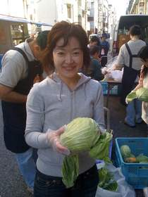 Cisco employee Yoko Hashizume sorts fresh produce at Second Harvest Foodbank in Tokyo, Japan.