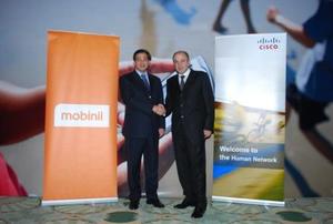 Hani Abdel Aziz, general manager, Cisco Egypt (left), with Hassan Kabbani, president and CEO for Mobinil (right), at the Cisco Mobinil press conference in Cairo, May 2009