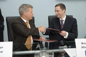 Bob Agee, VP of Cisco in Russia (left), shakes hands with Vladimir Yablonsky, Director at MCITA, at  the signing of the Russian education agreement.