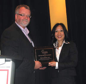 RTNDA President Cal Johnstone (left) presents Marketwire's Bernadette Lee (right) with the 2009 RTNDA Distinguished Service Award.