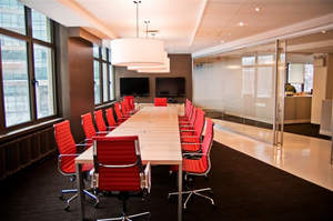 Direct marketing agency Rauxa Direct moves to its new Manhattan location.  With several collaborative work areas, three large conference rooms, and enough space to double its current New York head count, Rauxa¿s new office provides all the amenities necessary for additional growth and success.