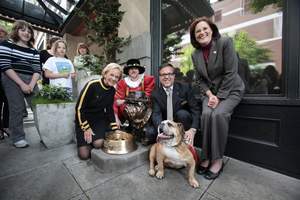 Zelda owner Carol Gardner with: the Heathman's Beefeater; Stephen Galvan, director of sales and marketing for The Heathman Hotel; Dianne McGill, executive director of Banfield Charitable Trust; and Zelda.