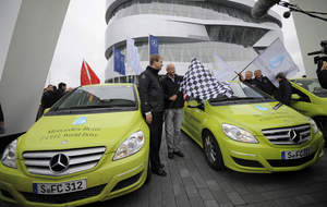 Dr. Andreas Opfermann (Linde AG), Dr. Dieter Zetsche (Daimler AG), Dr. Joachim Schmidt (Daimler AG) and Dr. Thomas Weber (Daimler AG) welcome F-CELL World Drive