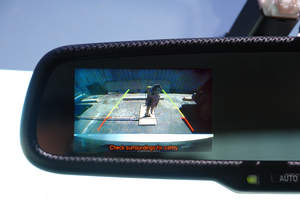 El estudio de evaluación de pantalla de cámara retrovisora de Exponent halló que las personas que conducen vehículos equipados con la pantalla con espejo integrado utilizan la pantalla durante más tiempo, tuvieron un porcentaje más alto de vistas productivas a la pantalla y espejos y reaccionaron dos veces más rápido en situaciones de posibles accidentes en comparación con los que condujeron vehículos equipados con pantallas en los otros lugares.