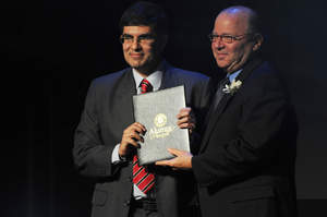 Ricoh Innovations president Nikhil Balram accepts award from Carnegie Mellon University president