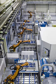 Vollautomatisierte Roboterlinie in der Fabrik für die Modulmontage in Luckenwalde