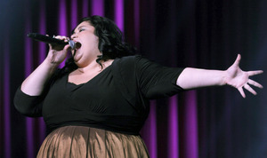 Chrislyn Hamilton, ganadora de La Voz de McDonald's de Brisbane, Australia, canta en el escenario durante la final.
