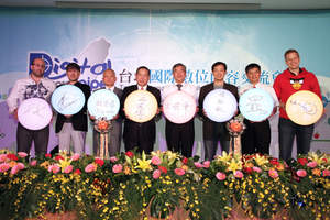 The opening ceremony of the 2012 Digital Taipei. [From left to right: Jason
 Della Rocca (senior consultant, Perimeter Partners), Haruhiko Mikimoto ('Macross' character designer), Enoch Du (secretary-general of the Taipei Computer Association), Chin-po Wang (event convener, Softworld International), Jong-shin Shen (director-general of IDBMOEA), Philip Chang (chairman of Larger Networks), Fei-pei Lai (judge convener for the Digital Content Competition), and Henri Holm (senior VP of Rovio Asia).]