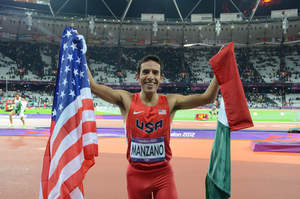 Leo Manzano obtiene la medalla de plata en la carrera masculina de 1500 metros en los Juegos Olímpicos de Londres 2012. Aquí se pone las banderas de los EE.UU. y México.
