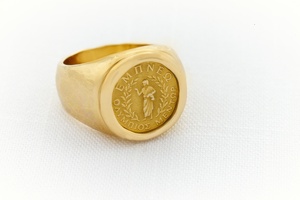 In recognition of the influence of mentors for Olympic athletes in ancient Greece, the Inspiration ring features a laurel crown and the words 'Inspire, Olympian and Mentor' in Greek.