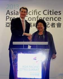 Kaohsiung Mayor Chu Chen and Brisbane Mayor Graham Quirk officially launch Asia Pacific Cities Summit 2013