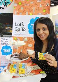 Foreign traveler enjoys Taiwan tea and pineapple cakes at the WTM 2012 in London.