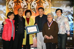 Taichung Mayor Jason Hu grants an "Honorary Taichung Citizen" certificate for Ang Lee to his mother, Yang Si-Chuan Lee (second from the right), who accepted it on his behalf.