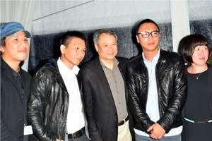 Ang Lee (middle) poses with Taipei Factory directors. Chang Jung-chi, first from left, Midi Chao (second from left), Shen Ko-shang, second from right, Singing Chen, first from right
