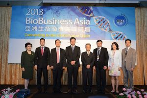 From left to right: Alice Chiang-CEO of Teratech, Andy Liu-President of Asia Pacific and China, IMS Health, Johnsee Lee- Chairman of Development Center for Biotechnology, Chung-Liang Chien-Vice Executive Secretary of Technology Reports of Executive Yuan, Ching-Yen Tsay-Chairman of ITRI, Richard Shau-General Director of ITRI's Biomedical Technology and Device Research Labs, Marietta Wu-Managing Director of Burrill & Company, Yuan-Hua Ding-Head of Pfizer's External R&D Innovation, Asia/Pacific