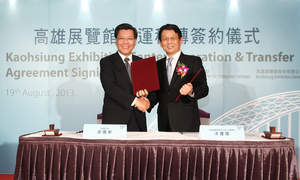 Francis Kuo-Hsin Liang (Left), Deputy Minister of Economic Affairs, and Michael Tu, Chairman of Kaohsiung Exhibition Center Corporation, formally signed the Operation and Transfer Agreement for the Kaohsiung Exhibition Center (KEC) in 19th Aug., 2013.