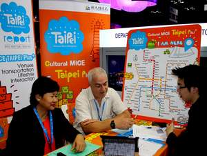 International buyers familiarizing themselves with Taipei MICE information.