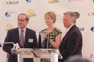 Long Island Plastic Surgical Group Doctors Award Cynthia Nixon with Lifetime Achievement Award