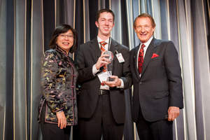 2013 GSEA Champion Spencer Quinn (center) with EO Global Chairman Rosemary Tan (l.) and EO Chairman Emeritus Peter Thomas (r.)