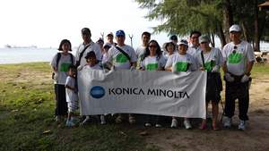 Konica Minolta staff and their family members volunteered to clean the East Coast Beach
Mr Tetsuya Yamada, Director of Corporate HQ (pictured left) led a group of Konica Minolta employees to volunteer in the beach clean-up activity on Saturday, 14 December 2013, at the East Coast Beach. 
