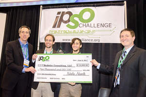 " Redwire Consulting, ganadores de 2013 IPSO CHALLENGE, fueron felicitados por Nick Ashworth, presidente del directorio de la IPSO Alliance, y Geoff Mulligan, fundador".