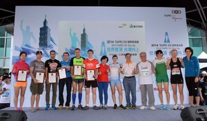 Top 5 male and female winners for 2014 TAIPEI 101 Run Up. The sixth from the left is the men’s champion-Mark Bourne. The sixth from the right is the women’s champion-Valentina Belotti.