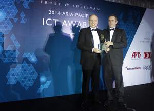 Serge Genetet, Arkadin's Managing Director, Asia Pacific (center) accepts the Frost & Sullivan 2014 Asia Pacific Collaboration Service Provider of the Year award