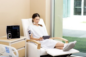The wearable, wireless Masimo Radius-7(TM) offers continuous, noninvasive patient monitoring with comfort and freedom of movement.