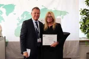 John Sedgewick Education Consultant and Chair Accreditation Committee EDTNA/ERCA presenting the award to Suzie Burford Senior Director FIDN Strategy and Operations