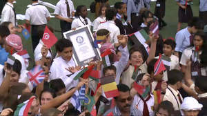 Webcast-Streaming von Arkadin macht es möglich: GEMS-Schulen aus 119 Ländern singen gemeinsam die Nationalhymne der VAE und stellen Guinness-Weltrekord auf.


