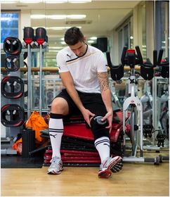 ''Olivier Giroud uses the HYPERICE ice compression knee wrap after a training session''