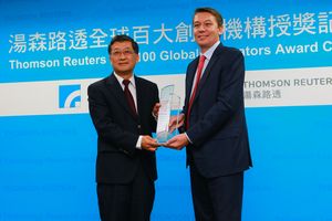 Mr. Tony Kinnear (right), managing director of ASEAN and North Asia, Thomson Reuters, announced ITRI as one of 2014 Top 100 Global Innovators and awarded the plaque to Dr. Shuo-Hung Chang (left), ITRI’s Executive Vice President.
