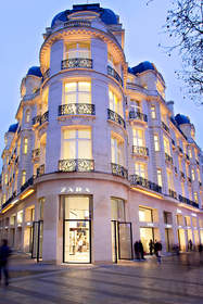Zara at Champs-�lys�es in Paris.