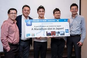Dr. Mok Ying Ren presents grand prize to 'POCARI Cross Run' app winner