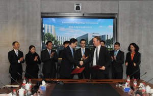 Chao Hejing GM - Mr Gui Enlinag (Front Left), Olaf Schermeier (CEO, FMC GRD) (Front right) and other dignitaries at the signing ceremony