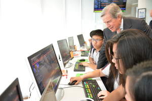 Mr Peter Grauer, Chairman of Bloomberg, helping Stamford American students during a live Bloomberg simulation