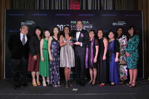 John McKendry, Country Manager of Pfizer Malaysia (sixth from right) receiving the CSR Company of the Year in Community Health Award from Rhenu Bhuller, Partner at Frost & Sullivan