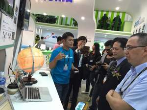 Skywatch co-founder JP Yang demonstrating the Smart Analytics feature to Dr. Ming-Ji Wu, Director General of Industrial Development Bureau, MOEA, at the Taiwan Cloud Expo 2015.