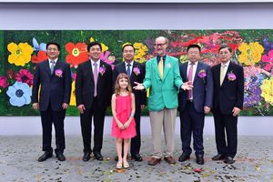 El alcalde del gobierno municipal de Chengdu, Tang Liangzhi (en el centro), el director del Departamento Provincial de Comercio de Sichuan, Xie Kaihua (segundo a la derecha), el secretario del Comité del Partido Comunista del Distrito Jinjiang, Zhou Siyuan (primero a la izquierda), el presidente de la Junta y CEO de Sino-Ocean Land, Li Ming (segundo a la izquierda), el director ejecutivo de Swire Properties, Davy Ho (primero a la derecha), James (tercero a la derecha), Aelita (al frente)