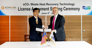 Echogen Power Systems Company CEO Philip Brennan and Doosan Heavy Industries project development (Business Development), head of Choi Daejin (left) after signing the signing the licensing agreement for the supercritical carbon dioxide waste heat recovery power plant technology.