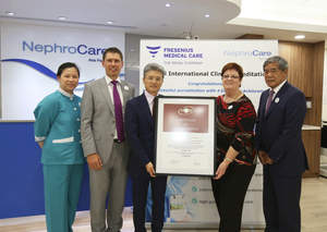 Accreditation Award Ceremony
(Left to right)
Candy Chan, Head Nurse at NephroCare Wan Chai
Thorsten Bruce, General Manager of Fresenius Medical Care Hong Kong
Dr. Kelvin Ho, Medical Director at NephroCare Wan Chai
Dianna Kenrick, Senior Director Clinical Quality of Fresenius Medical Care
AP Dr. Desmond Yen, Executive Director, International Business, ACHS