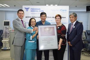 Accreditation Award Ceremony
(Left to right)
Thorsten Bruce, General Manager of Fresenius Medical Care Hong Kong
Alexandra Lai, Head Nurse at NephroCare Tuen Mun
Dr. Ho Yiu Wing, Medical Director at NephroCare Tuen Mun
Dianna Kenrick, Senior Director Clinical Quality of Fresenius Medical Care
AP Dr. Desmond Yen, Executive Director, International Business, ACHS