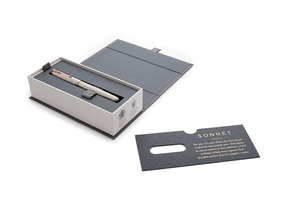 Every Sonnet’s customer will experience a new, sophisticated gift box that combines elegant colours and premium materials and features the refined and modernised Parker logo