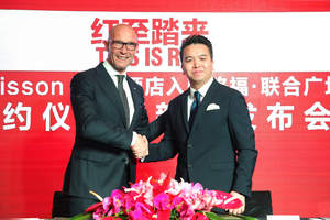 Thorsten Kirschke, President of Carlson Rezidor Hotel Group, Asia Pacific with Marco Li, CEO of Guangzhou ROFO Real Estate Development Co., Ltd. completes signing of Radisson RED, Guangzhou South Station.