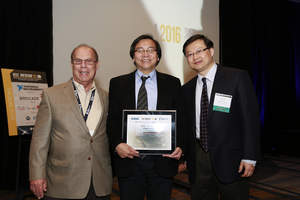 Dr. Harvey A. Freeman (left), Member of IEEE Steering Committee, and Dr. Tom Hou (right), Chair of IEEE INFOCOM Steering Committee presented the Test of Time Paper Award to Dr. Tzi-Cker Chiueh (middle), General Director of ITRI’s Information and Communications Research Laboratories.