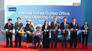 Mr. Gregg Tiemann, EVP of Americas, North Asia and Australasia, Ms. Christina Law, Chief Executive, North East Asia, Mr. Alan Kim, Managing Director of Korea and other Intertek executives, together with Mr. Kim Yoon-joo, Mayor of Gunpo, officiate at the ribbon-cutting ceremony marking the grand opening of Korea Gunpo Office.