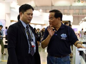 Secretary of Industrial Development Bureau, Dr. Ming-Ji Wu (left) visited Gemini booth during Computex, Gemini CEO Patrick Fu (right) introduced the solution to him.