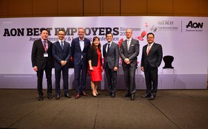 From left to right: Na Boon Chong, Senior Client Partner, South East Asia, Aon Hewitt with Aon Best Employers Singapore 2016 in an Award Ceremony on Wednesday.